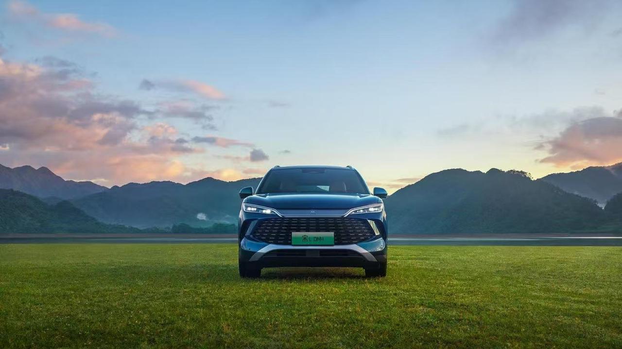 年销量近百万，比亚迪宋家族蝉联2024年中国SUV销量冠军。在刚刚过去的2024