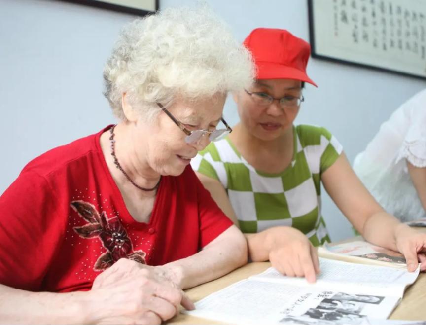 退休人员基本养老金有变化？退休教师每个月增长多少？
在社会的发展大潮中，养老金的