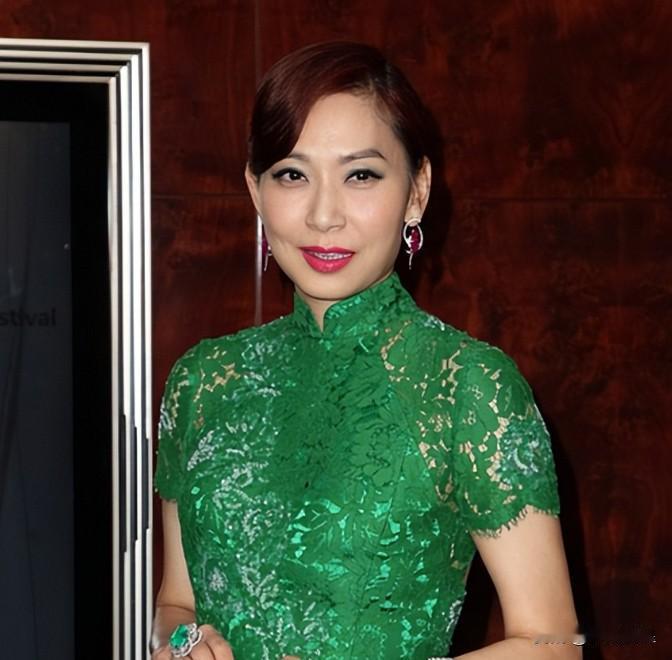 [微风]1982年，赌王何鸿燊与周大福老板郑裕彤，同时看上19岁的邝美云。何鸿燊