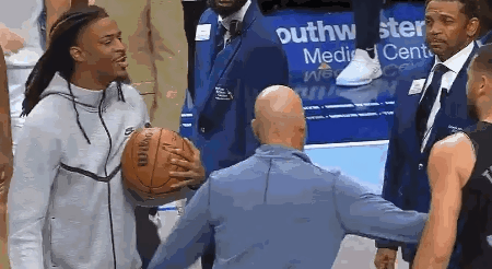 NBA常规赛继续进行，独行侠队96-102不敌灰熊队。本场比赛，克莱-汤普森17