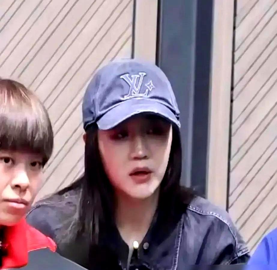 看台上陈梦盯着张本美和发球那会儿，突然起身往训练馆走。王艺迪早等在那儿了。
日本