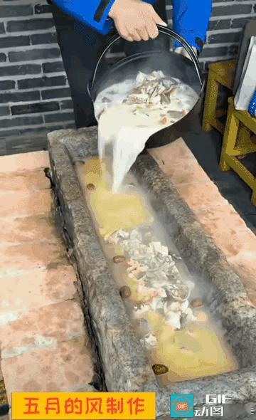 这一幕真让人啼笑皆非

谁能想到

农村里喂猪的石槽

如今摇身一变成了城里人的