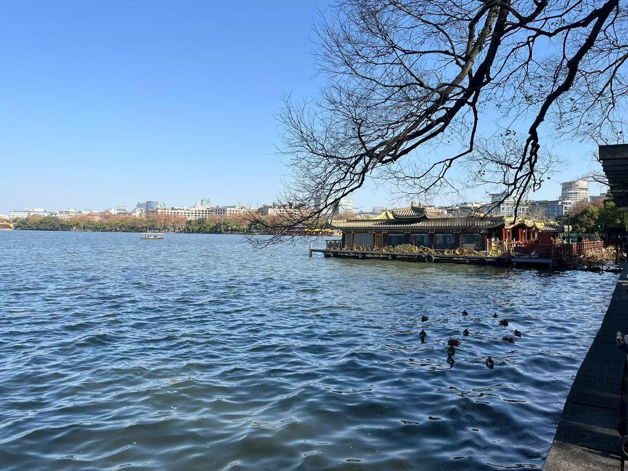 “善者独来独往，恶人才成群结队”，
这话细品还挺有道理。
就像武侠小说里，那些真