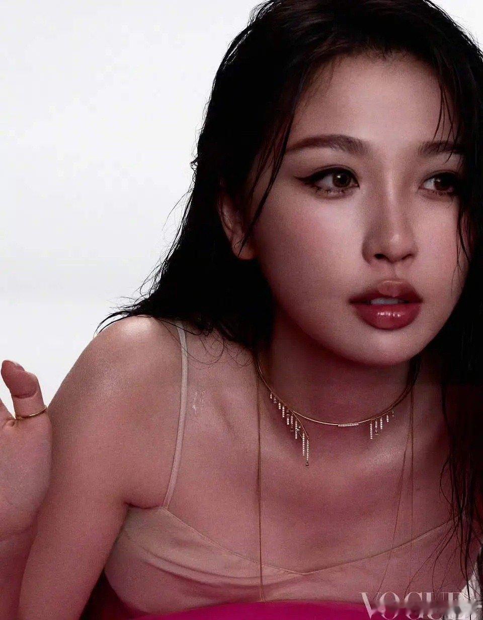 虞书欣增刊的杂志，这拍的好看吗[闭嘴] ​​​