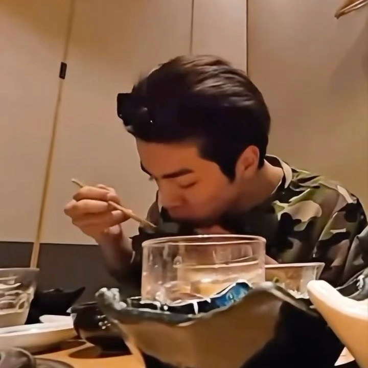 只是一只爱吃东西的小猪 