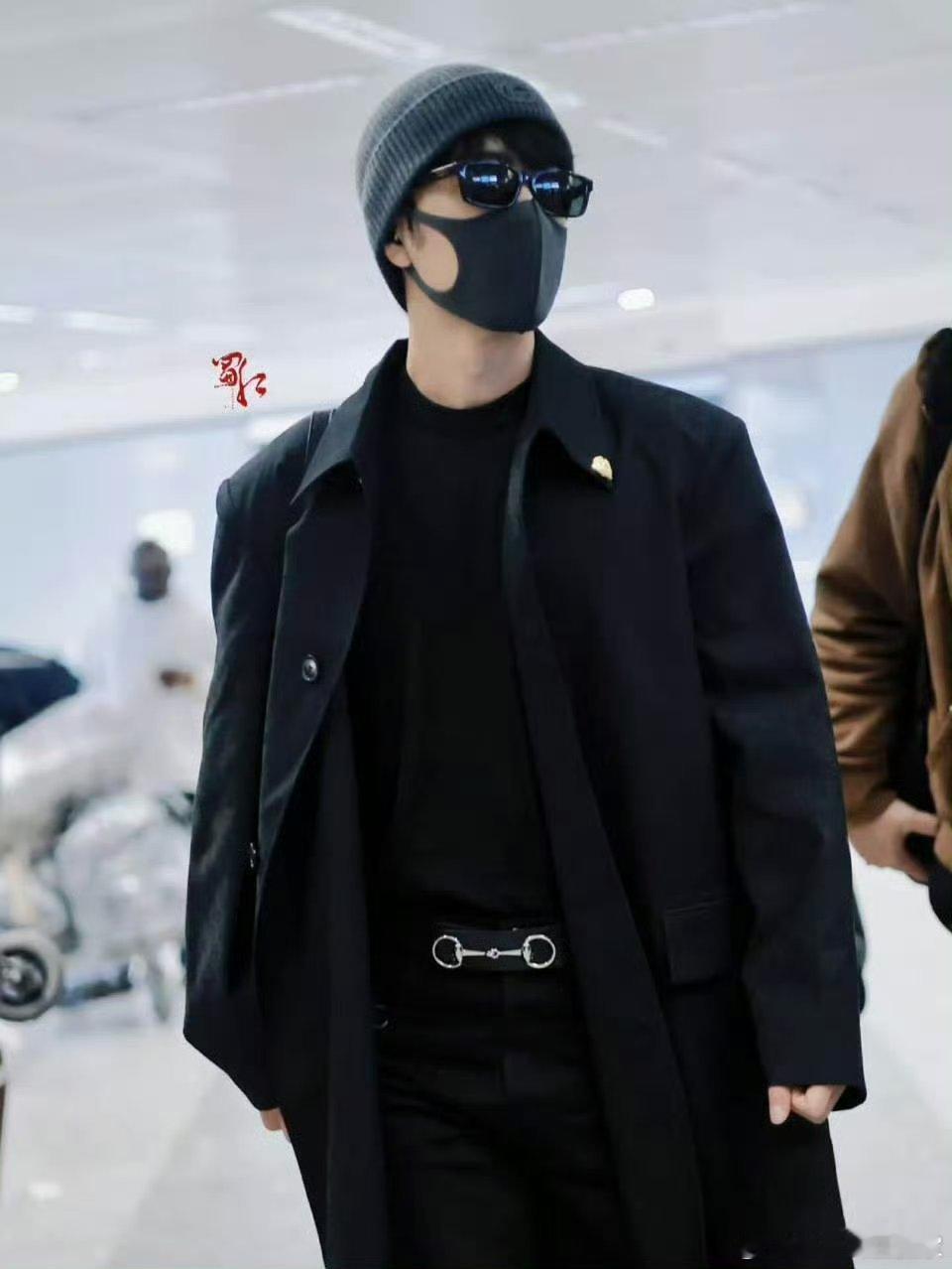 肖战和保镖体型差 肖战和保镖体型差，身高183的肖战，在这位保镖旁边也显得小鸟依