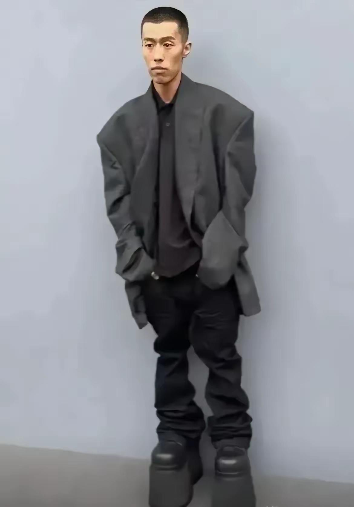 巴黎世家的这种服装符合中国人的审美观吗？中国有人穿吗？除非傻子才买。