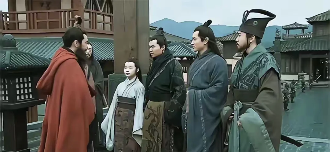 公元208年，13岁的曹冲病逝，他的好友周不疑悼念后离开。曹操吩咐手下...