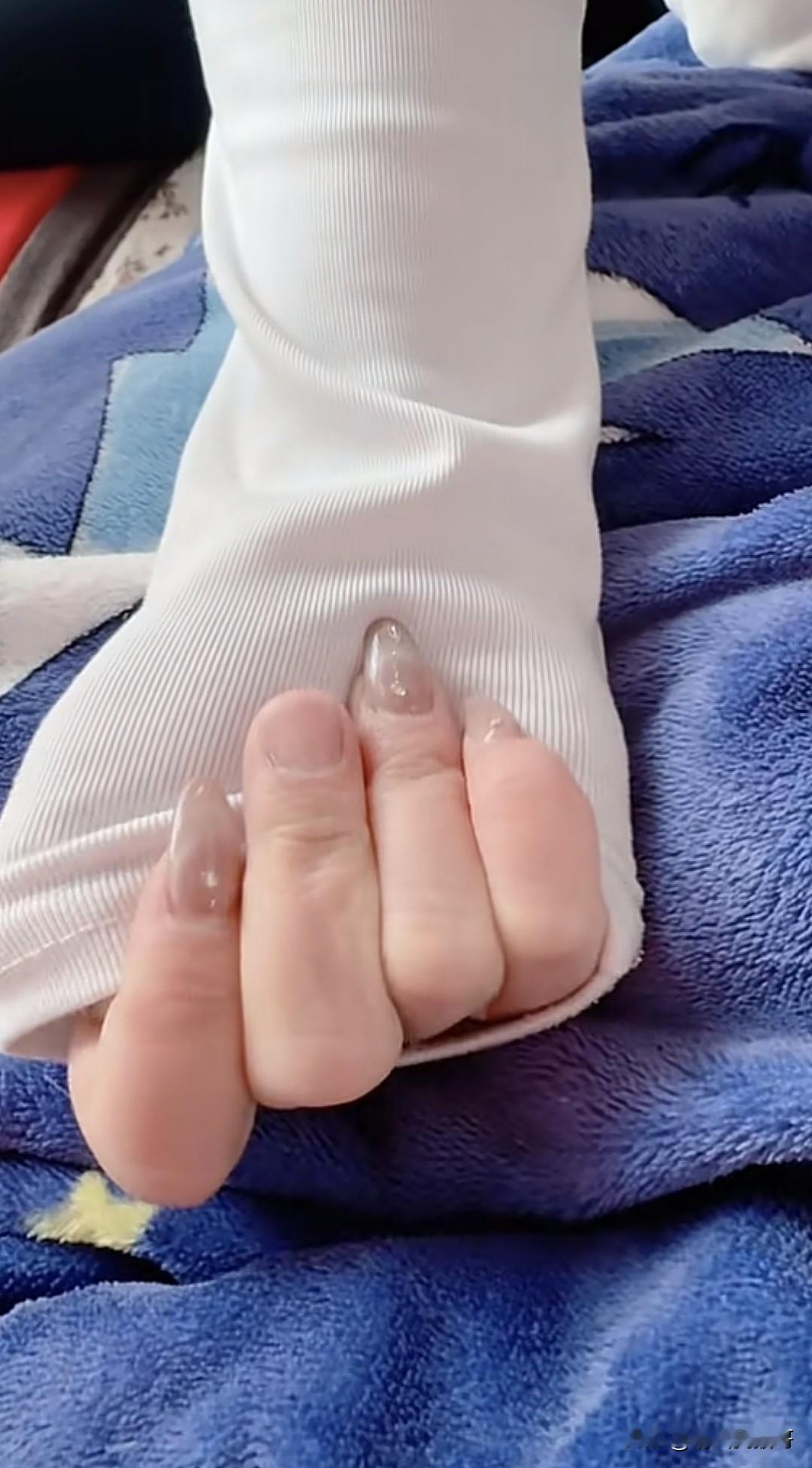 这手保养的挺好的……