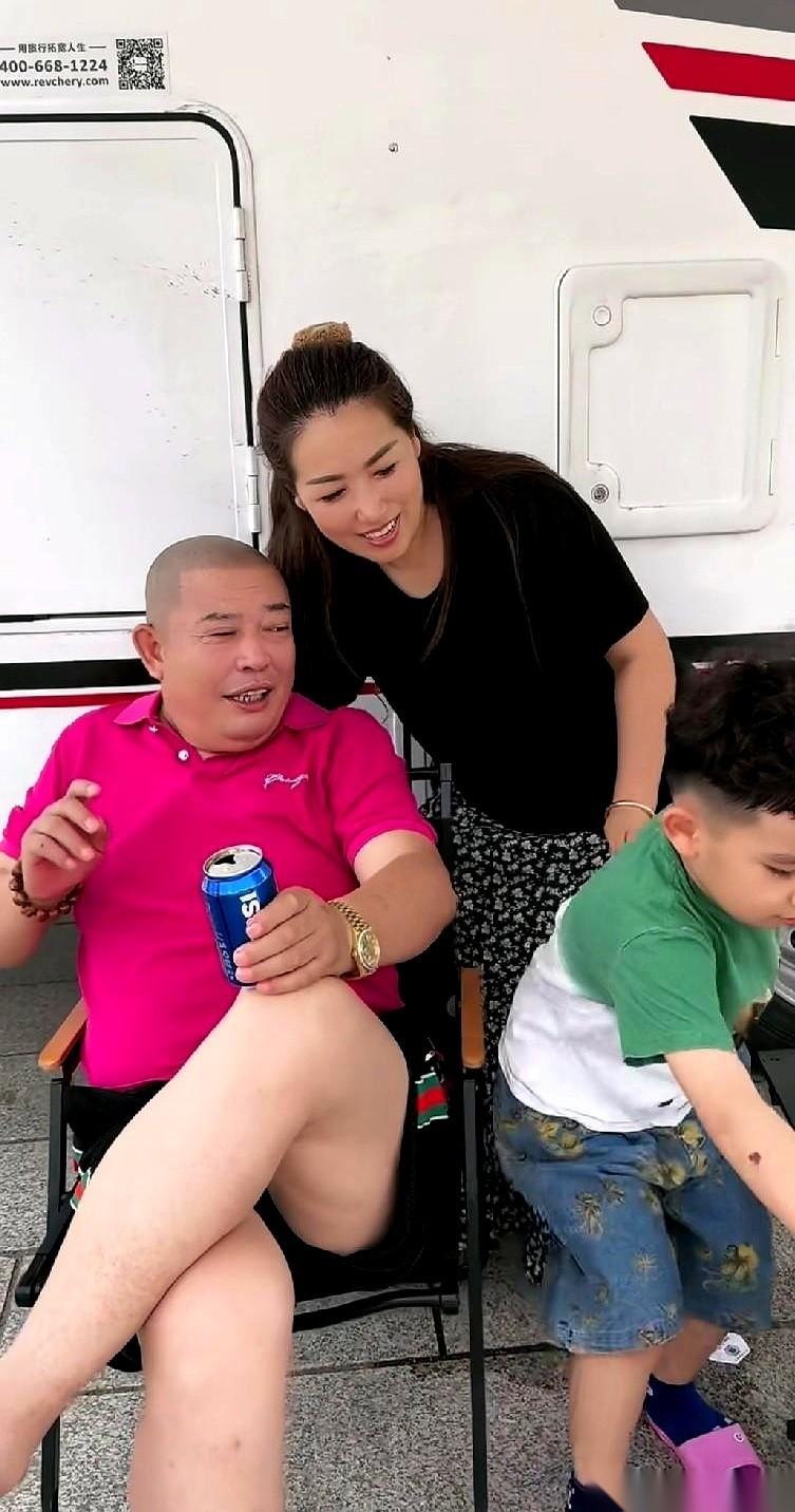 60岁的驴爸，对着镜头，突然就认了。
跟三驴妈那场闹得沸沸扬扬的离婚，是演的。剧