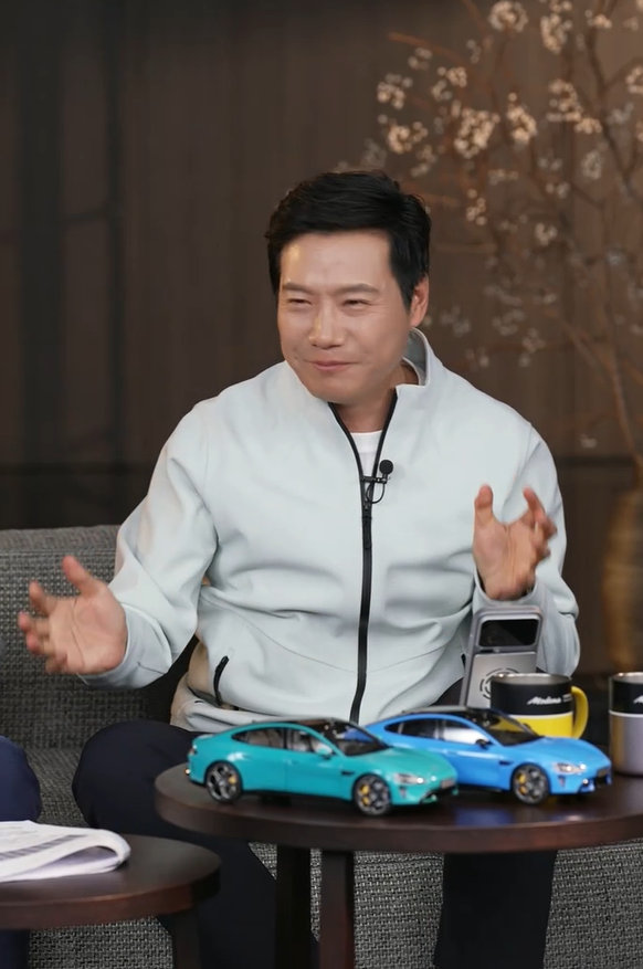 【雷军称账号内容基本都是自己写的雷军称会摸鱼的时候发社交平台】小米集团创始人、董