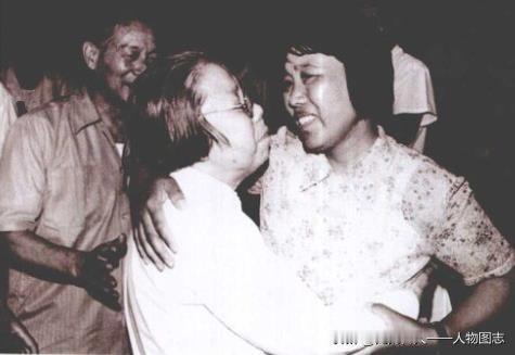 1984年7月，邢燕子与邓大姐在会场拥抱.