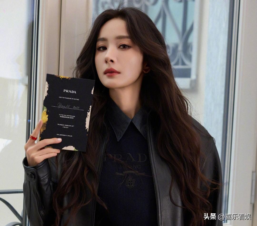 39岁杨幂，太酷了！

3月1日，39岁的顶流女星杨幂，冲上了热搜。

不是因为