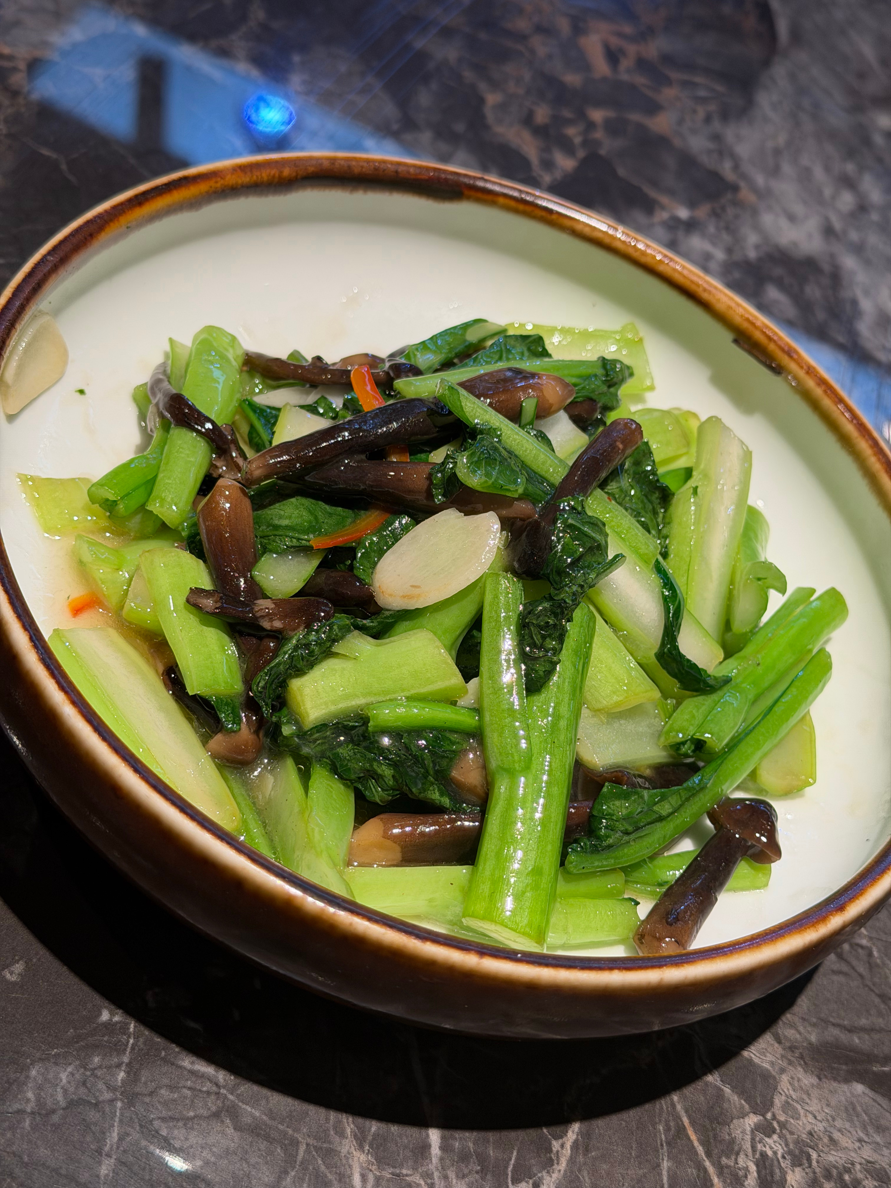 南方菜是真能搭配…百香果…芭乐煮鱼…大运烧鸡不如加上百香果煮乌鱼？百香果又增加一