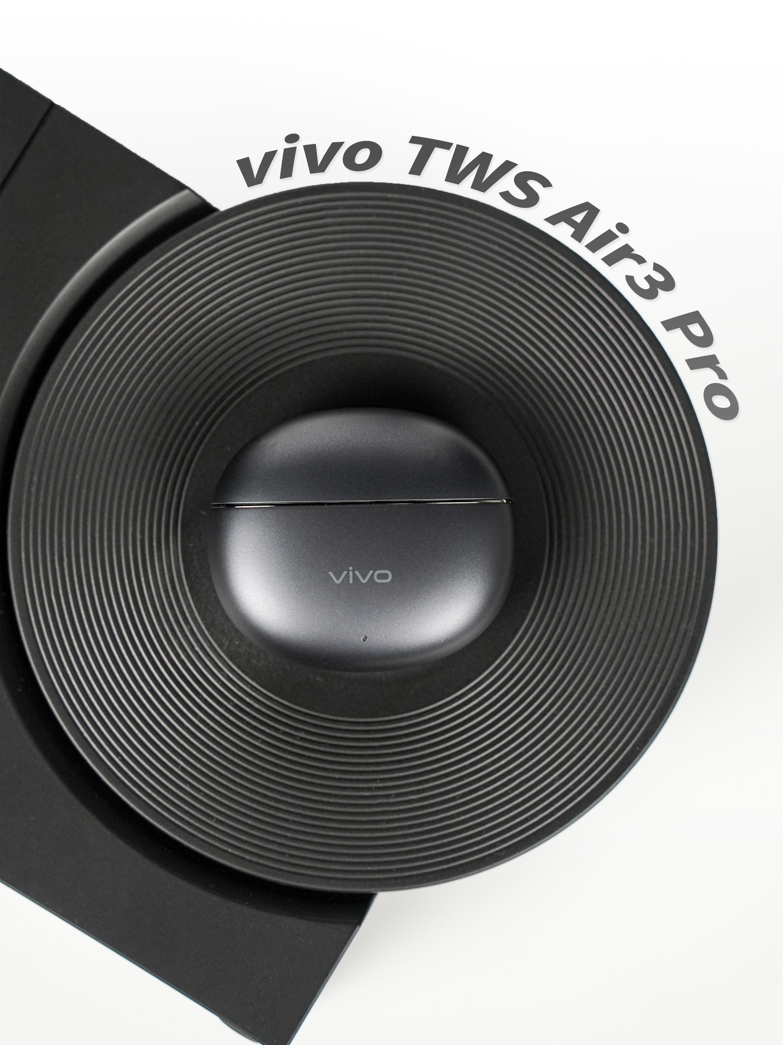 HYK图赏｜vivo TWS Air3 Pro耳机仓是圆润的小椭圆造型，像颗光滑