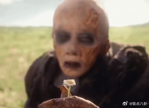 天呐！《狂野时代》这个怪物造型太绝了！！我第一眼真没认出蜷缩在地上的就是易烊千玺