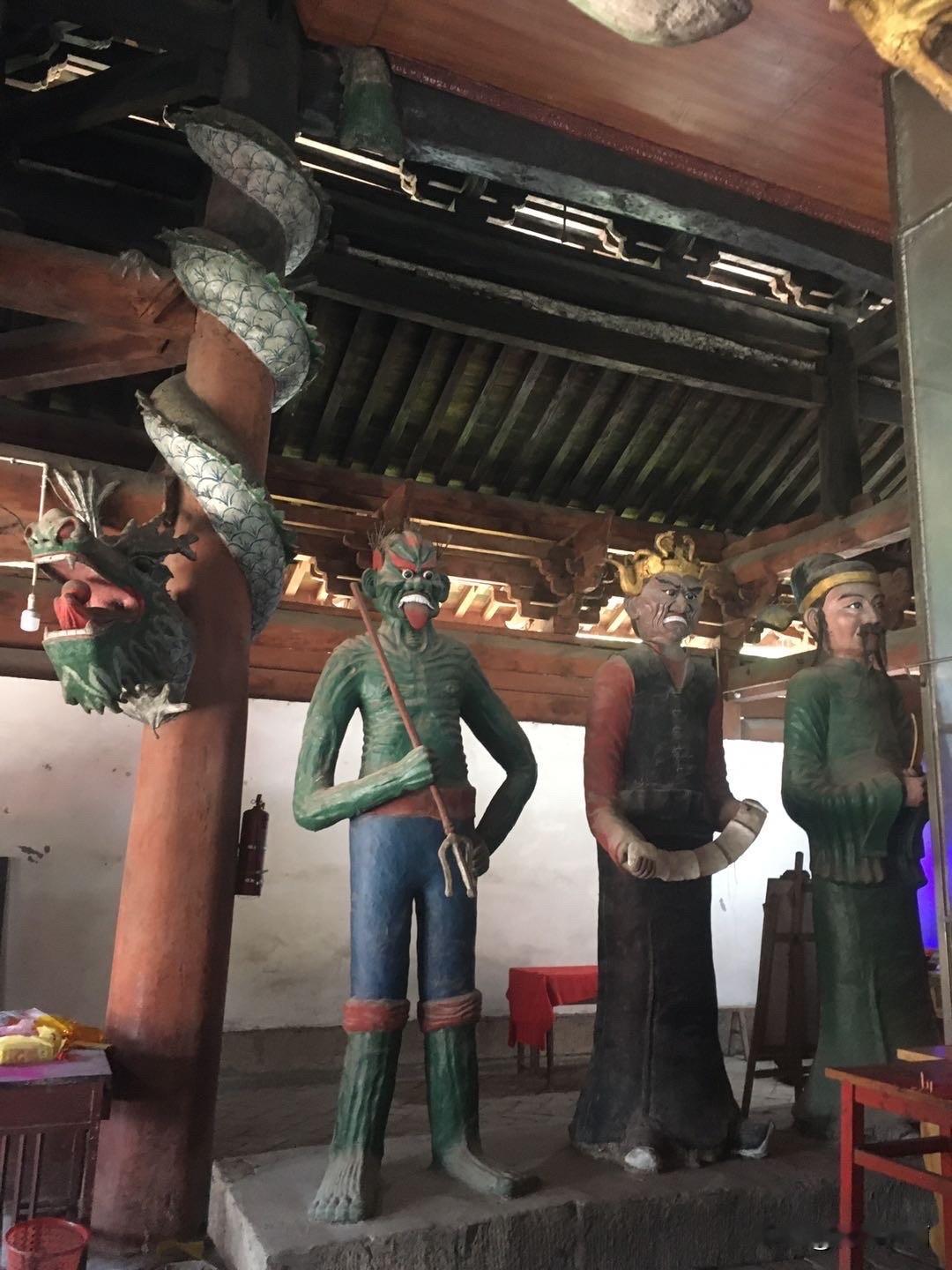 花中蝴蝶花中舞
水下潜龙水下吟