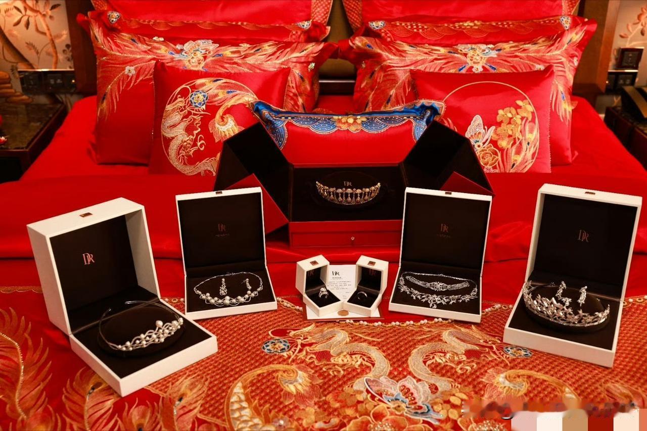 刘雨辰家还是有点经济实力的。

不仅婚礼举办得奢华高级上档次，

就连给雅琼送的