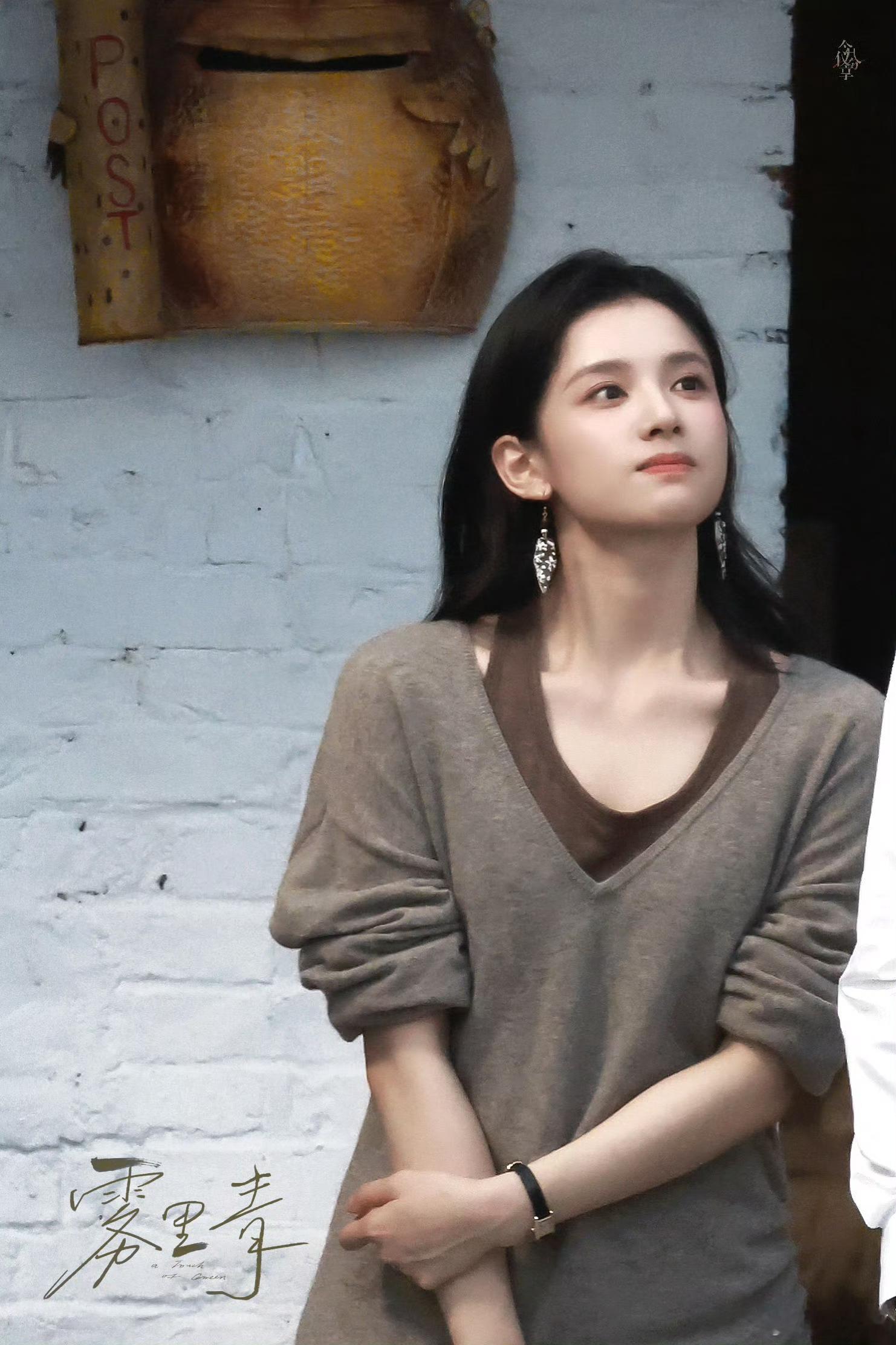 张婧仪雾里青路透只有我觉得张婧仪这组路透穿搭，文艺感直接拉满了吗？低饱和的色系、