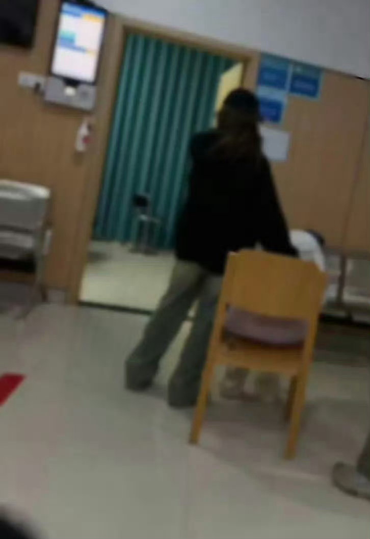  网友医院急诊偶遇李一桐偶遇李一桐医院看急诊 刷到偶遇好心疼，桐姐穿着紫色兔子睡