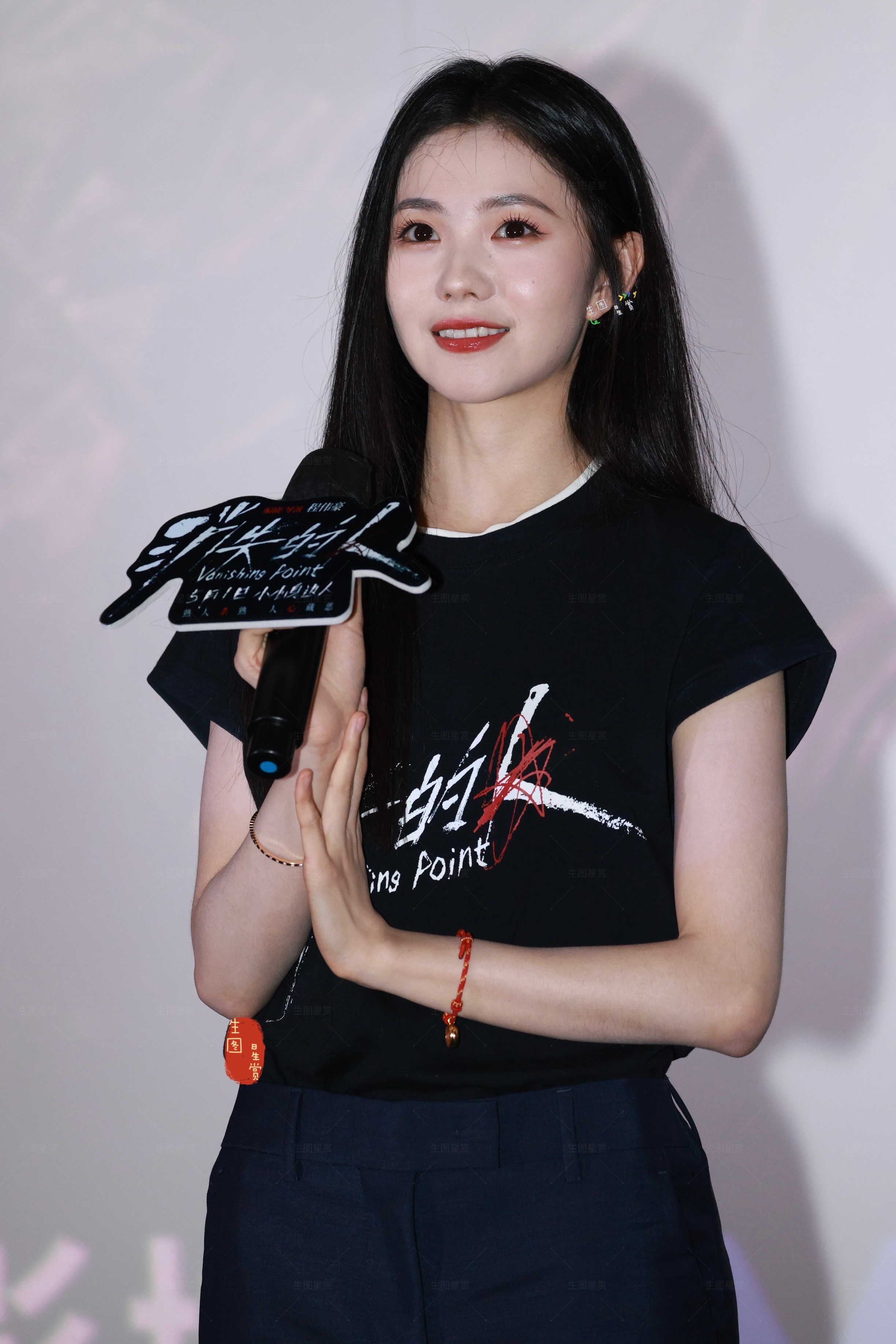 黑长直刘浩存美美现身广州今日电影消失的人 广州路演生图掉落刘浩存主动问粉丝名字刘