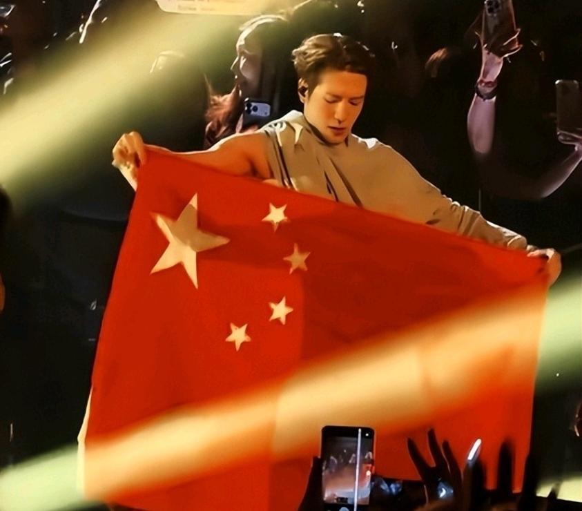 这才是顶流最该有的样子！
 
当聚光灯打在多伦多的舞台上，王嘉尔看到台下有人挥舞