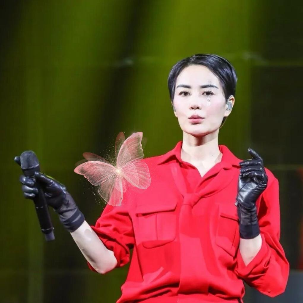 王菲到底算不算美女？评论区吵翻了，这次我站“气质派”。

刷到一组关于王菲颜值的