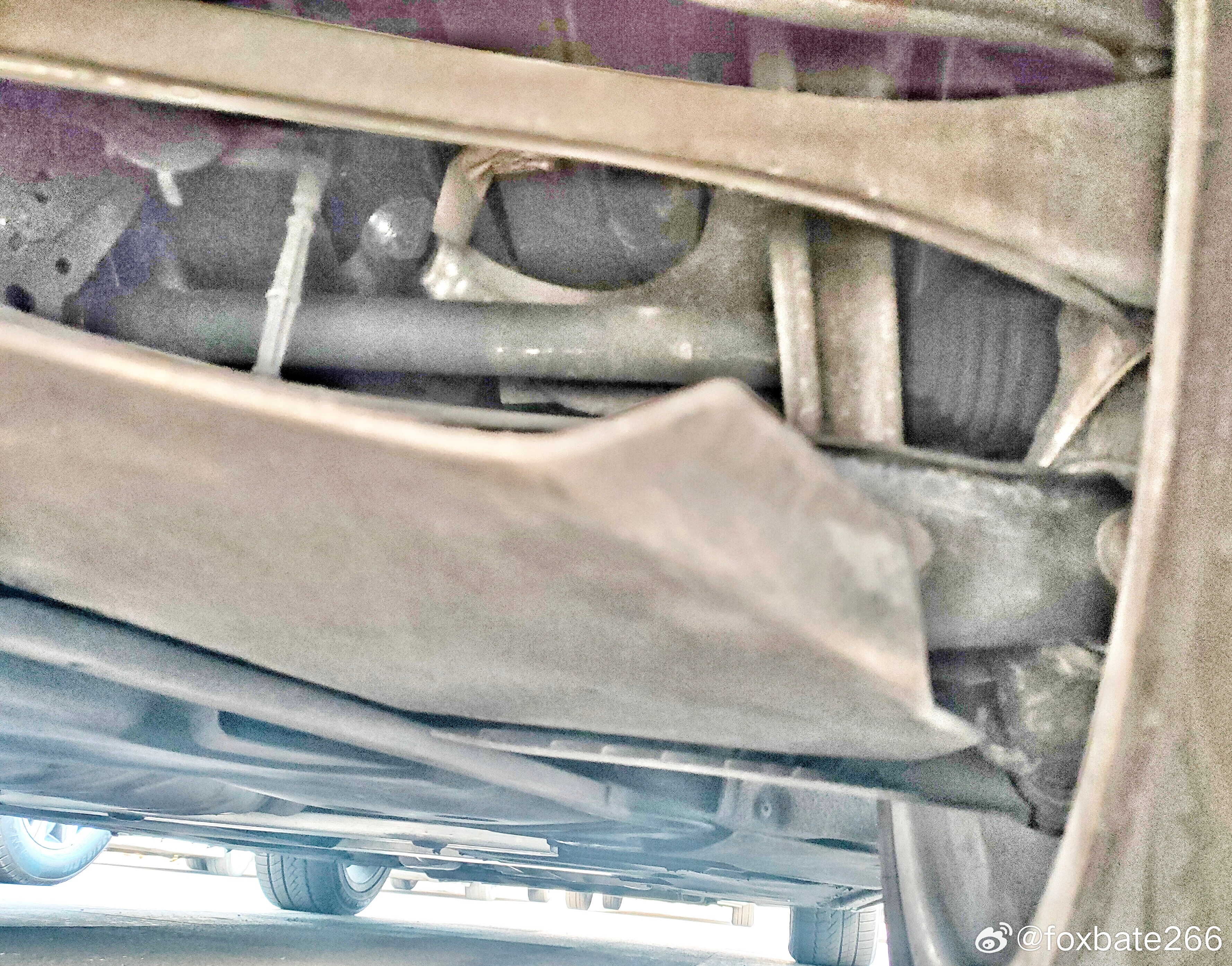 奥迪A8 D5的后腿。。。弹簧用一个长杆撑到下面控制臂上。。。宛如“pushro