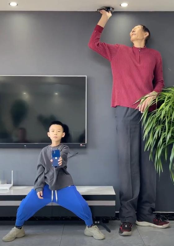 中国第一巨人鲍喜顺：不听医生劝告非要生子，现在儿子长到多高？作为中国第一巨人的鲍