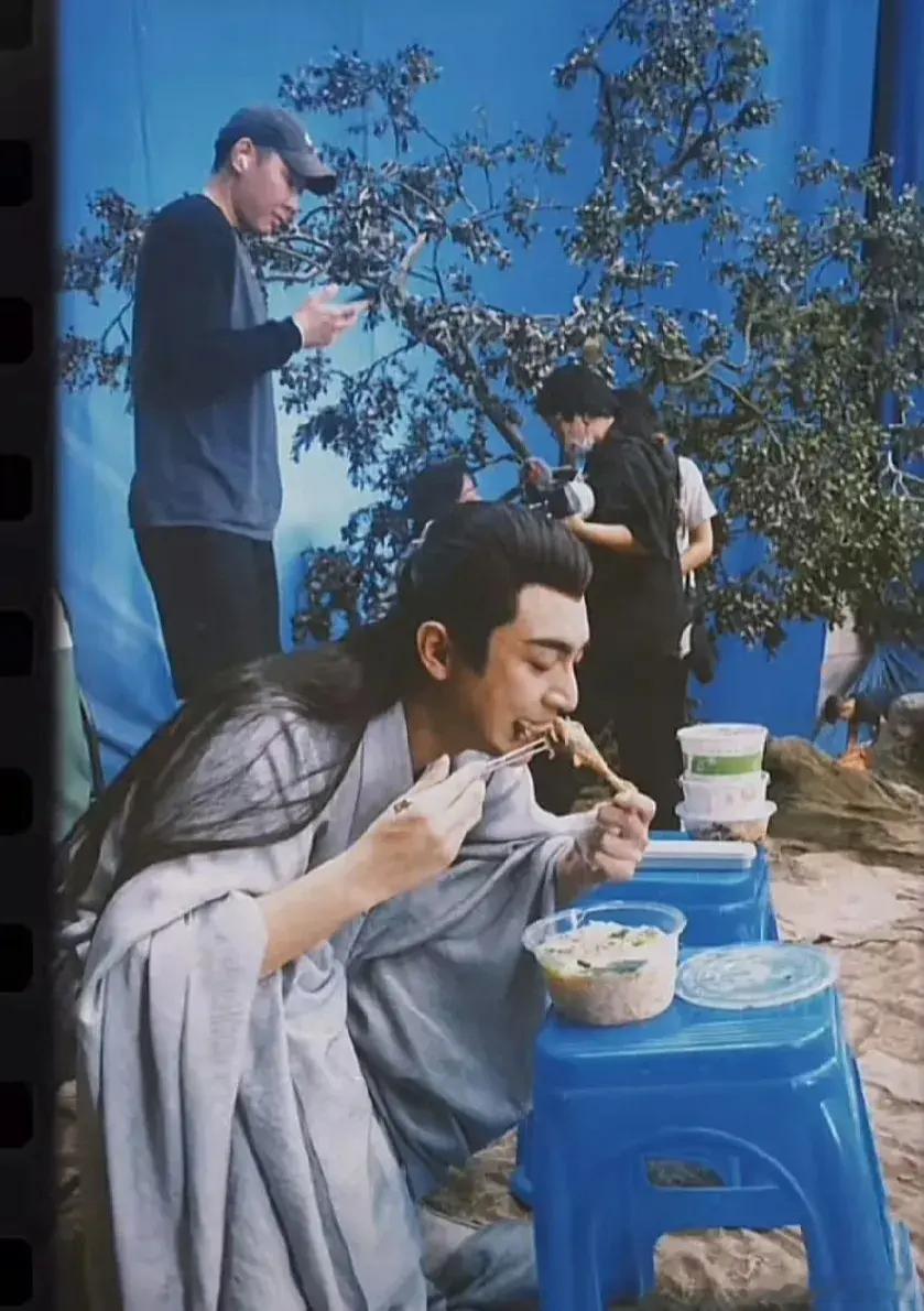 赵丽颖林更新吃鸡腿，这镜头滑稽又搞笑，符生做饭，好和谐的画面啊！ ​​​