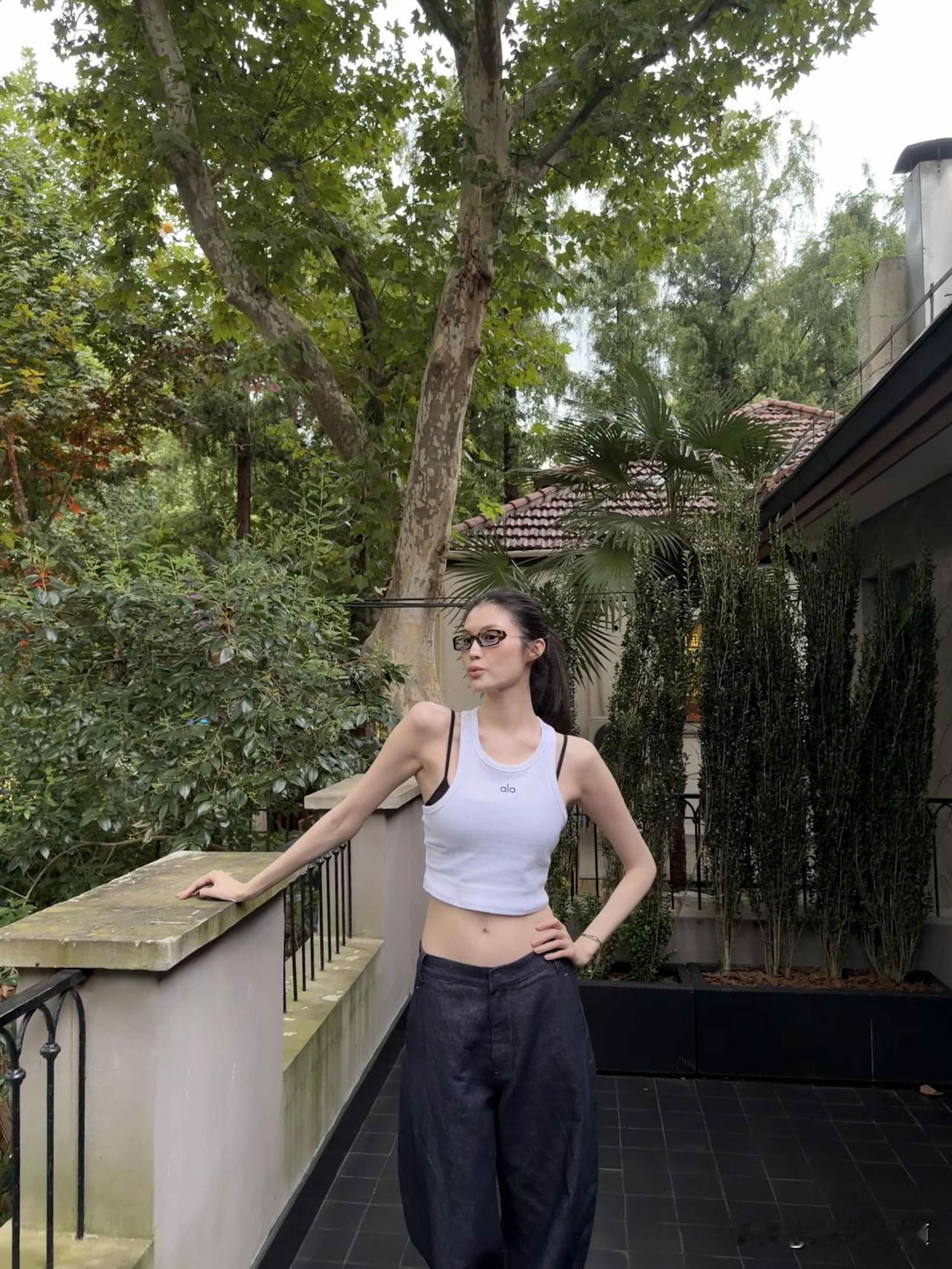 ❤️何穗一组庭院日常随拍来袭，简约基础款私服随性又高级。得天独厚的超模身材格外亮