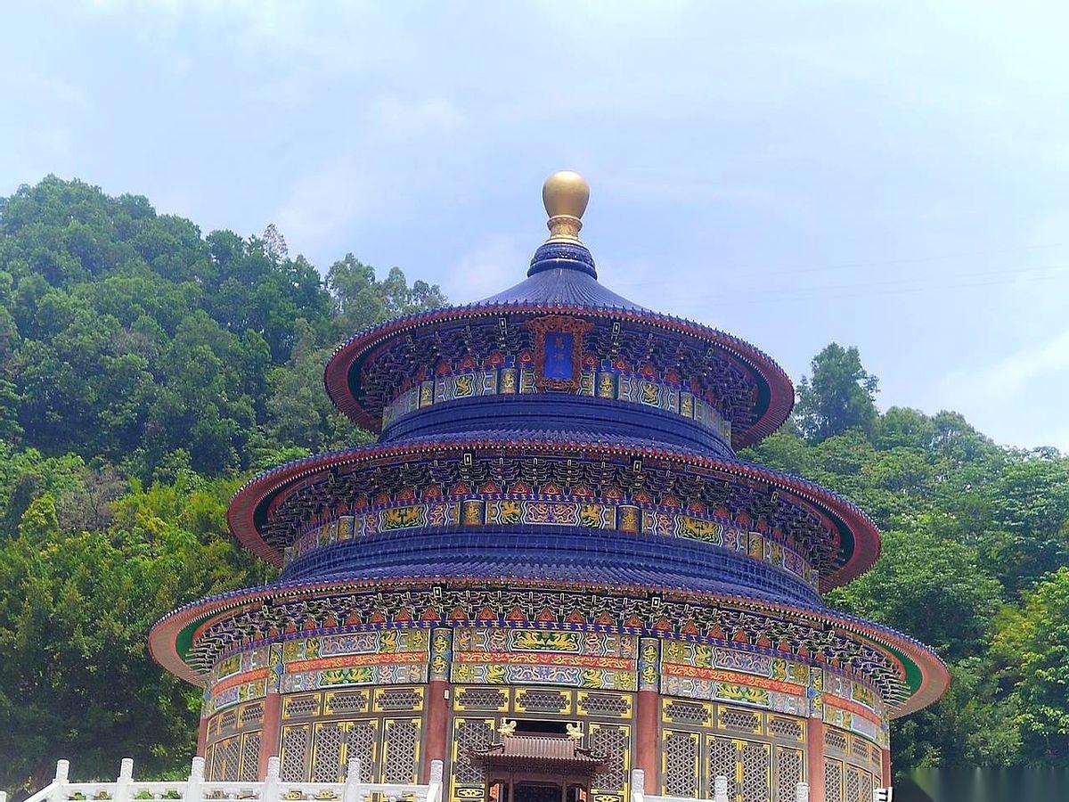 车一拐进揭阳古城，我手心就冒汗了。
完了。路两边塞得严严实实，别说车位，连个能挪