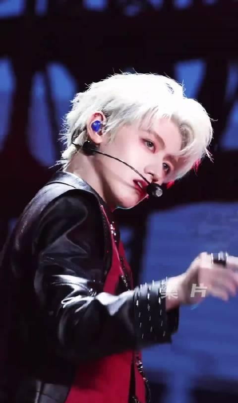 朱志鑫ELLE封面预告 每个五官都精致得像洋娃娃 上次我们已经拿下秒切第一 这次