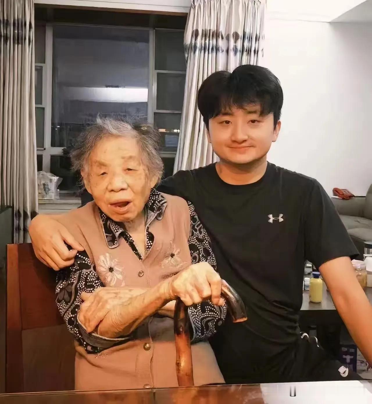 笑死了！一大学生放假在家无所事事，父亲干脆安排他去照顾97岁的奶奶，还按天发工资
