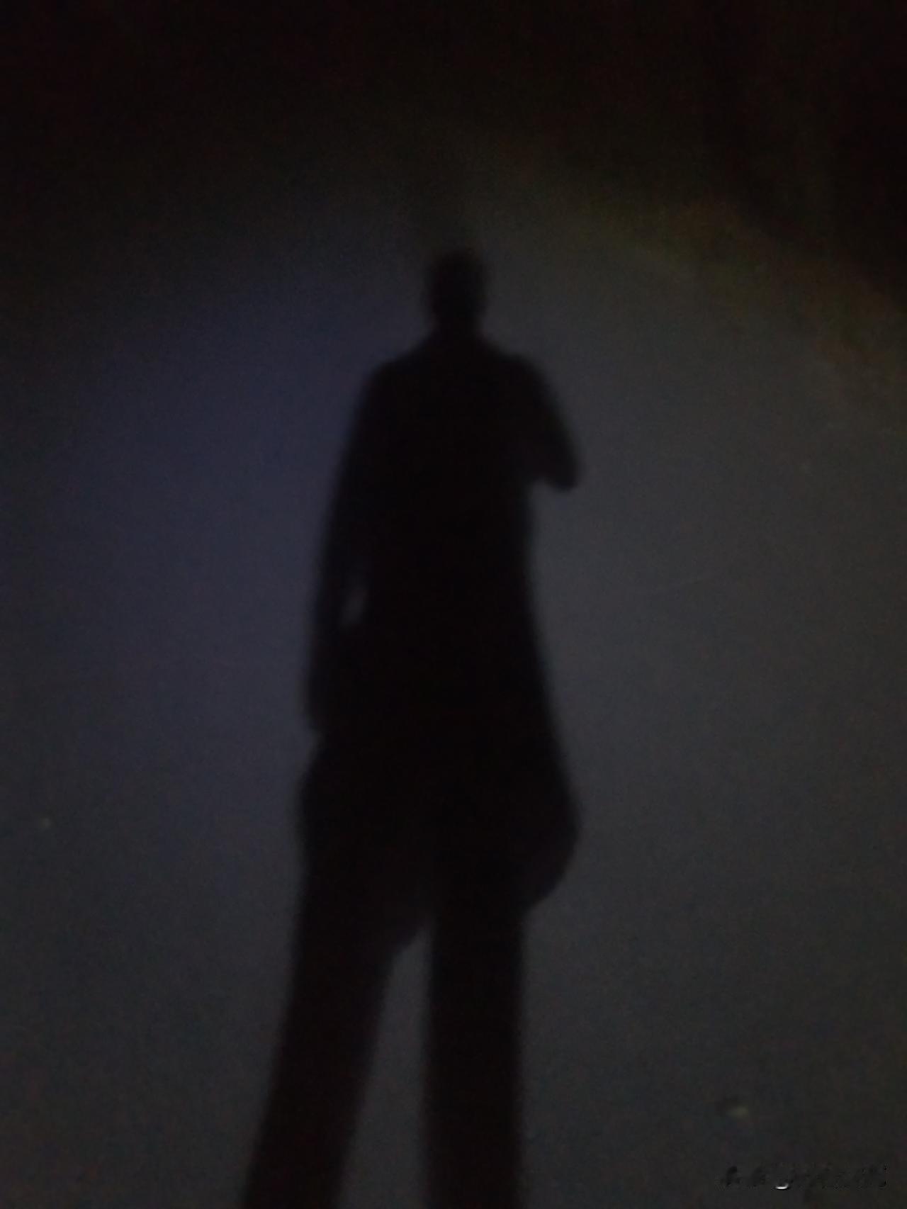 喜欢一个人跑步还觉得舒服的人，他的内心一定是强大的。因为只有高能量的人，他才能去