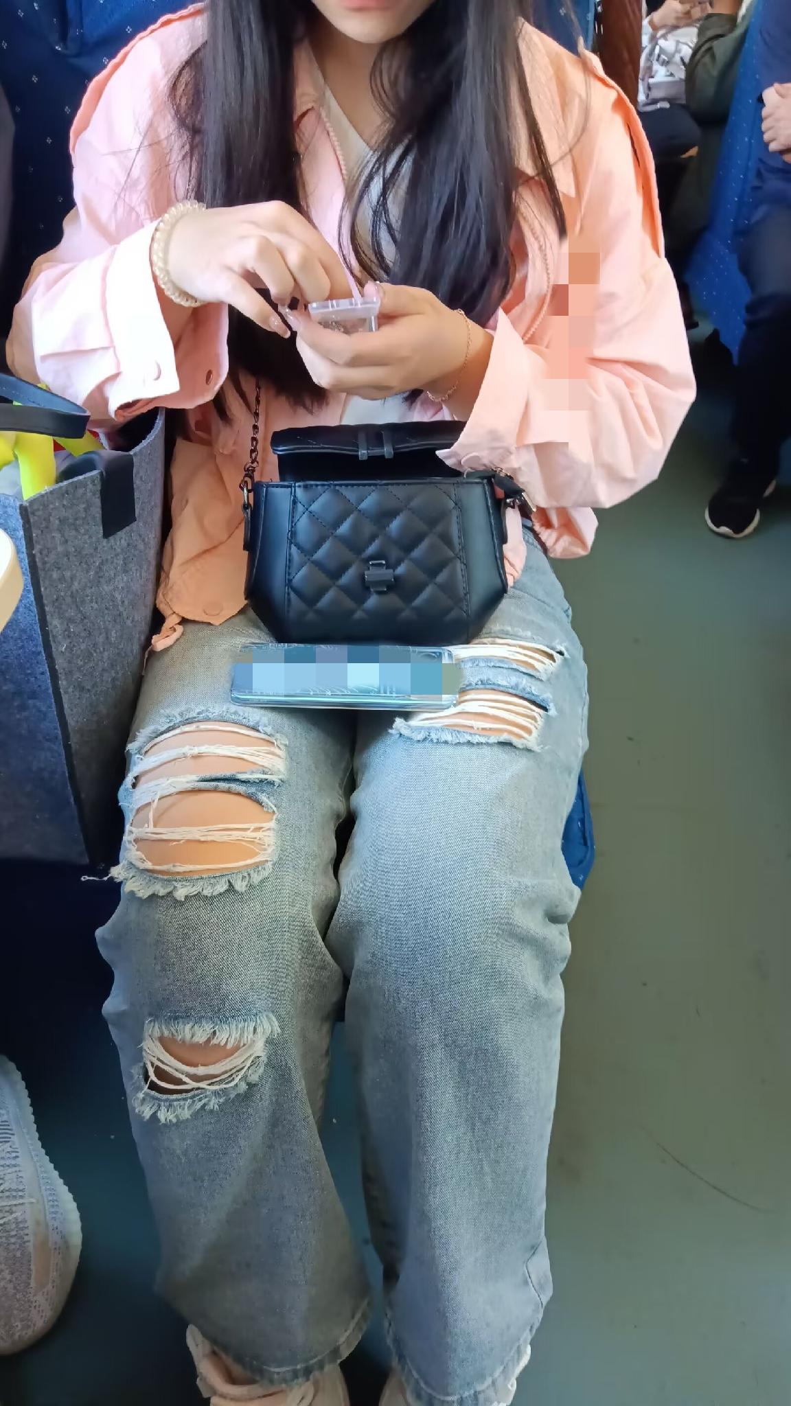 夏天到了，街上美女们多起来，身边的美女会忍不住看几眼，大家闺秀，小家碧玉，豪放的