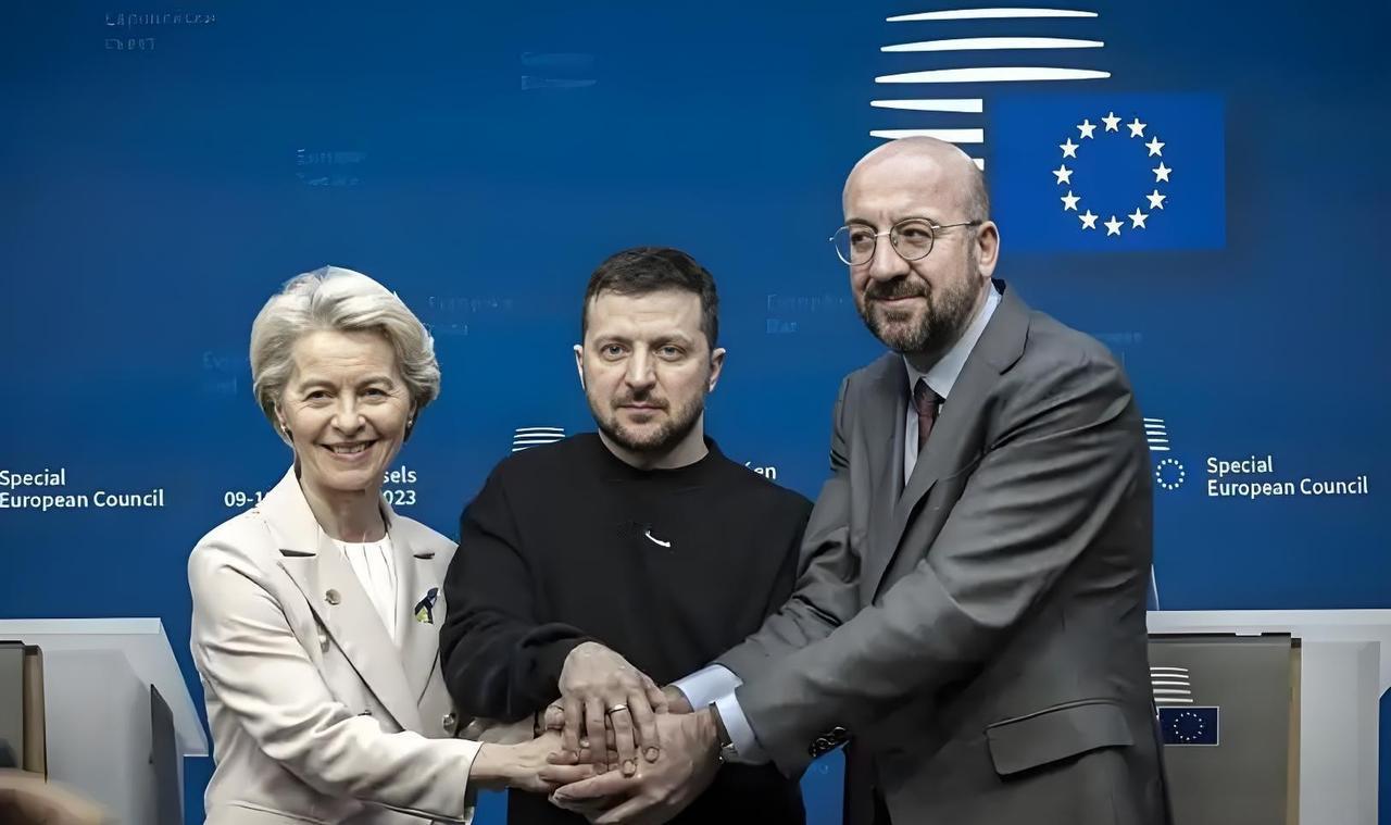 俄乌谈判出新方案，美欧吵翻天，普京回应藏着猫腻。
11月23日美国和乌克兰在日内