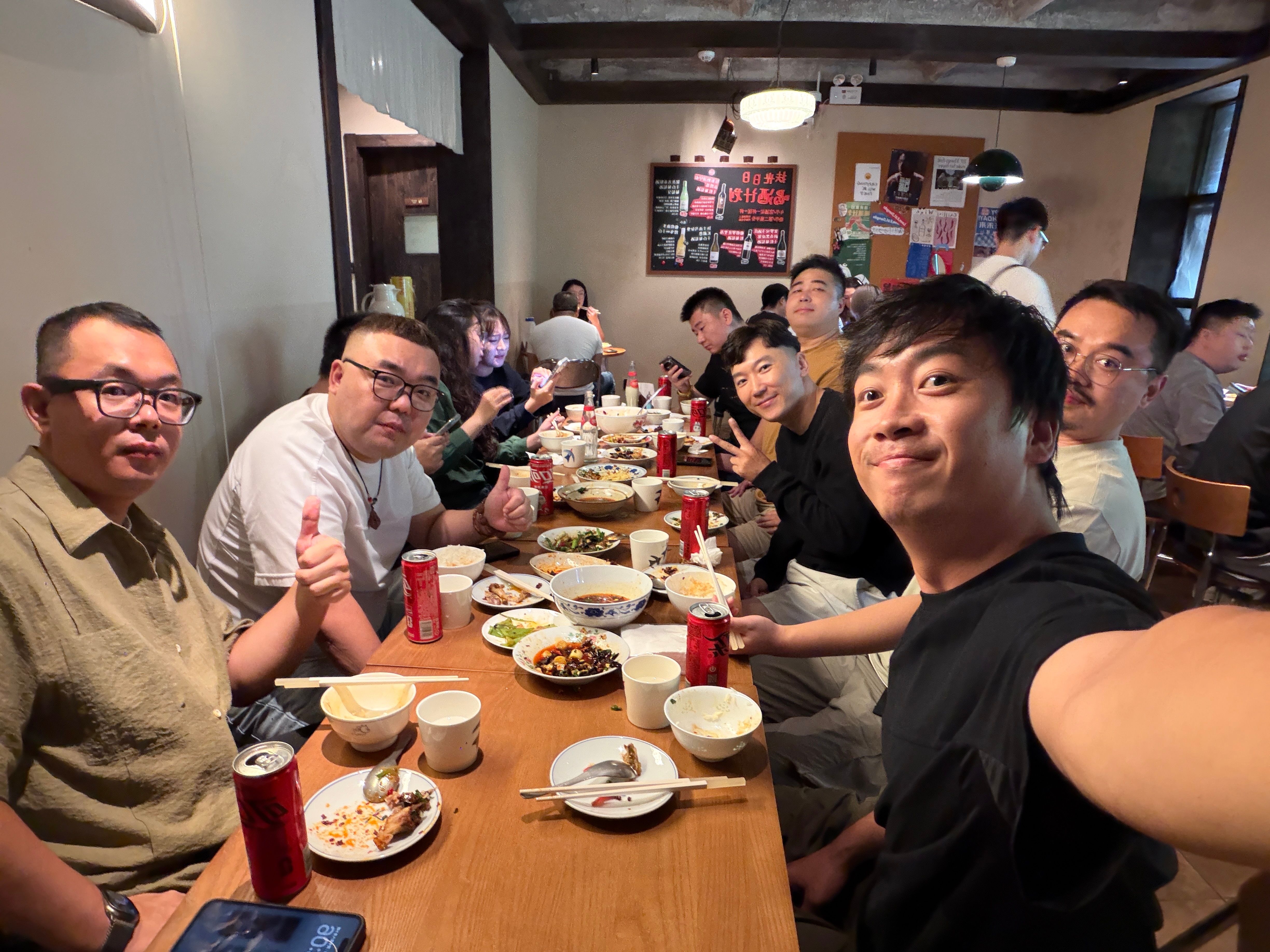 北漂小郭奔赴杭州 今天请公司正在上班的同事们吃饭马上过节了，还有20多人正在弄片