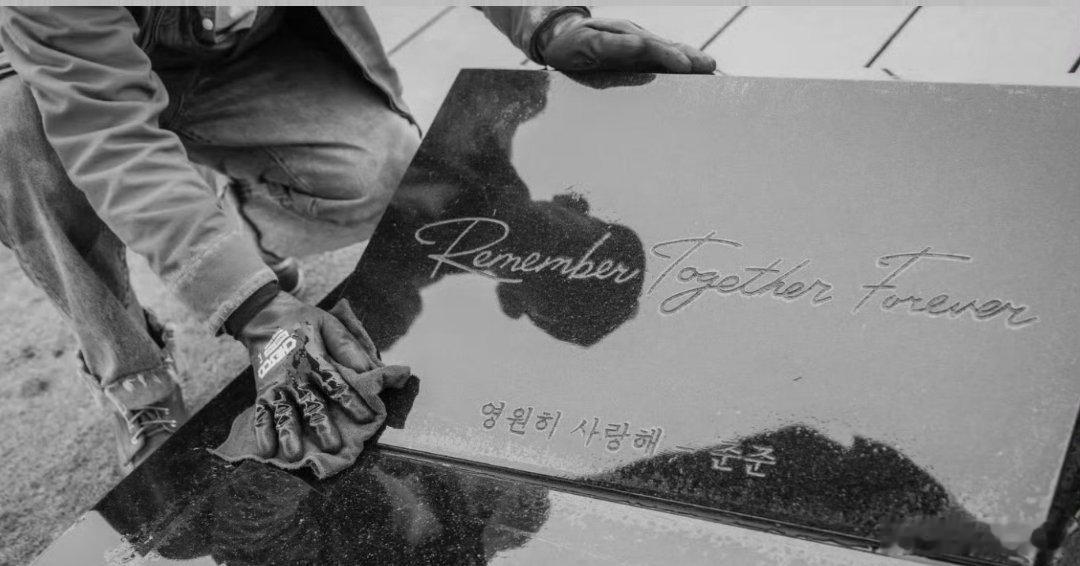 大s墓碑没有自己的名字外国人是不知道怎么样悼念亲人吗？这操作属实搞不明白了，先是