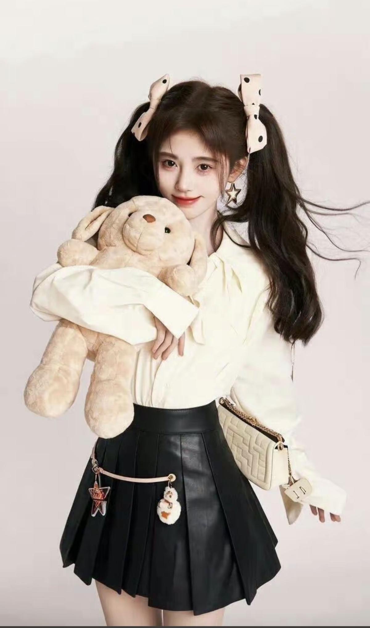抱着玩偶的鞠婧祎，温柔少女感直接戳中人心[比心]娱乐明星