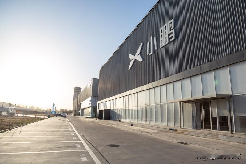 马斯克点赞小鹏机器人，这事儿可太有看头了！11月6日晚，小鹏剪开机器人腿部覆盖件