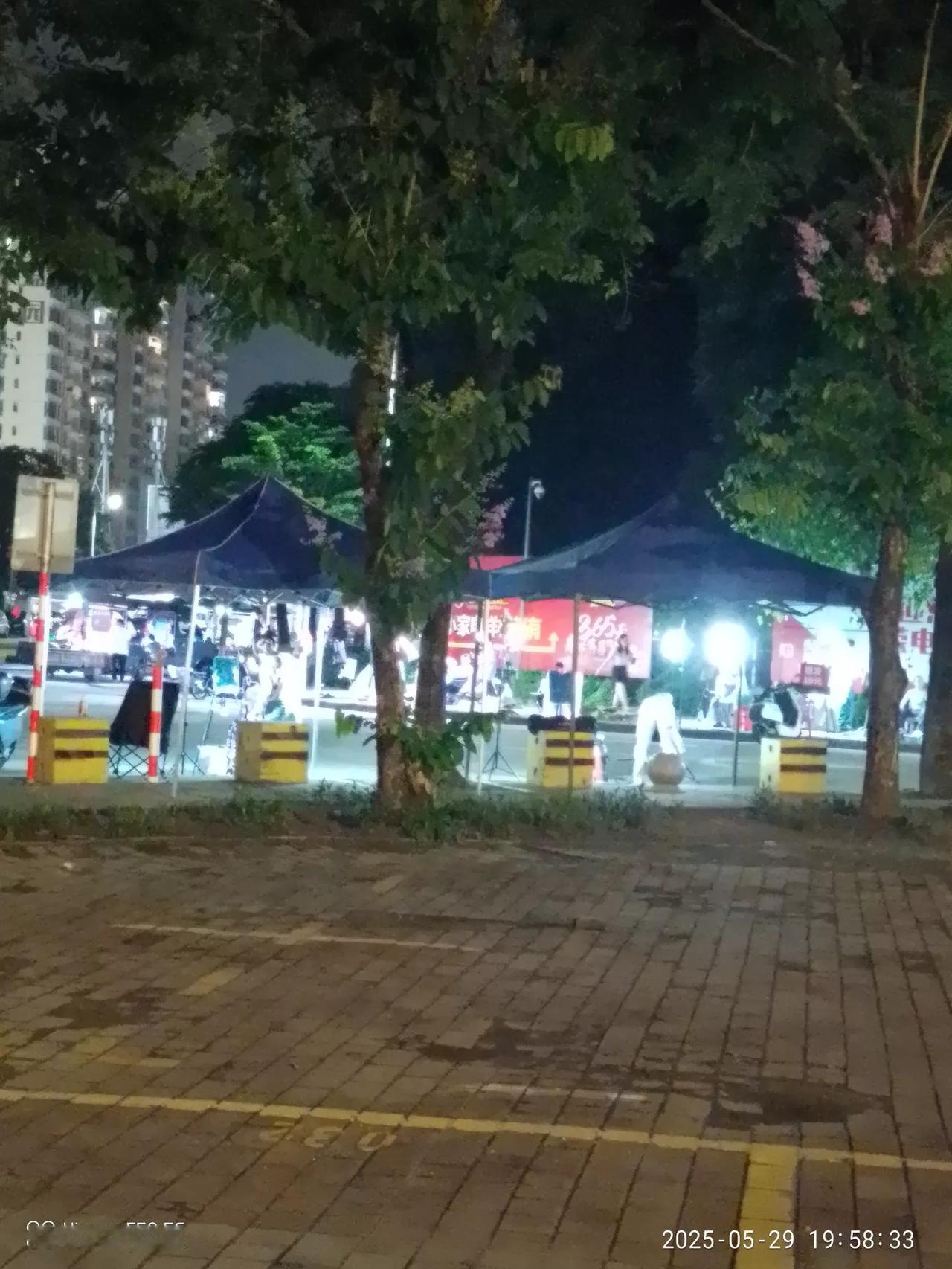 中山这边，路边晚上这里两边都是地摊理发的，大概十来家吧，好像价格理发是10元，染