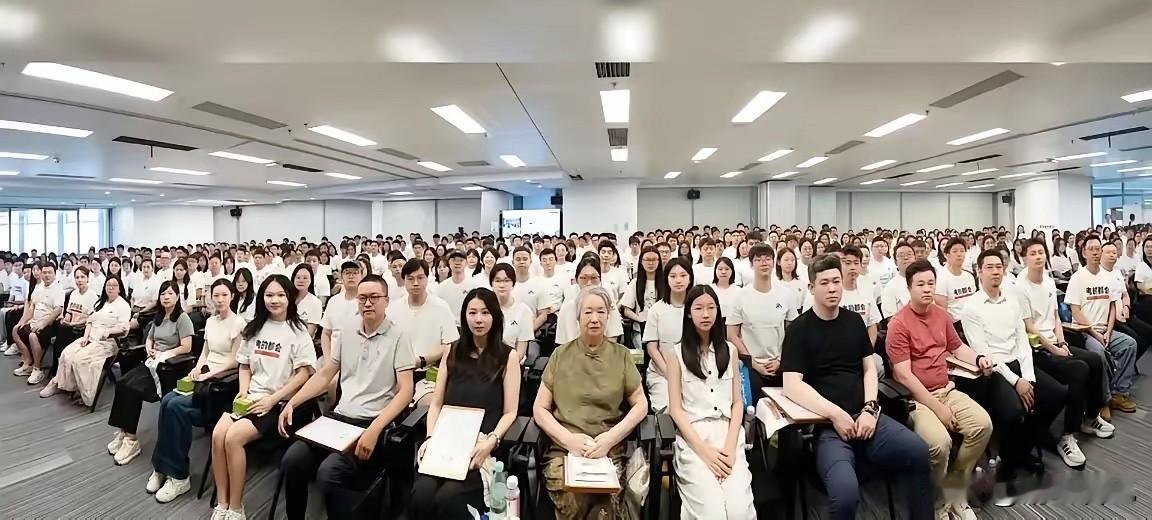 有一说一：

张老师最幸运的事，便是没领证再婚！

不然在2026年度峰学蔚来董
