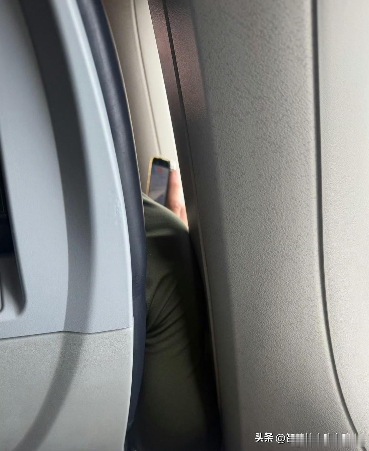 为什么低收入人群那么喜欢录制飞机起降落？ 
两字显摆
你们说我说的对吗