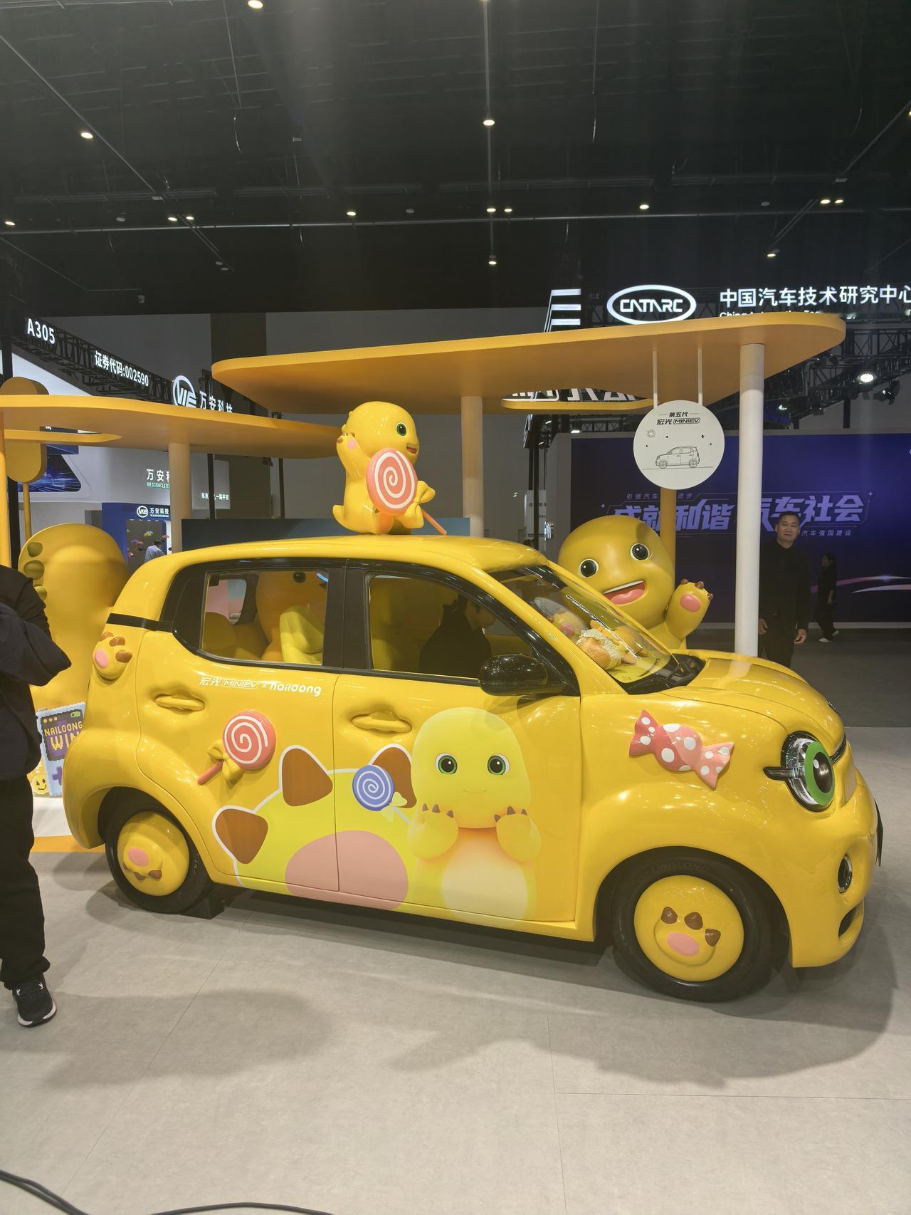 五菱宏光MINI EV变胖了！
第五代五菱宏光MINIEV，依然是那个城市代步小