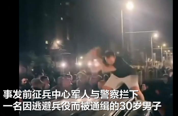 2026年7月8日晚上，乌克兰利沃夫市Sykhiv区。 征兵中心的人和警察拦住了