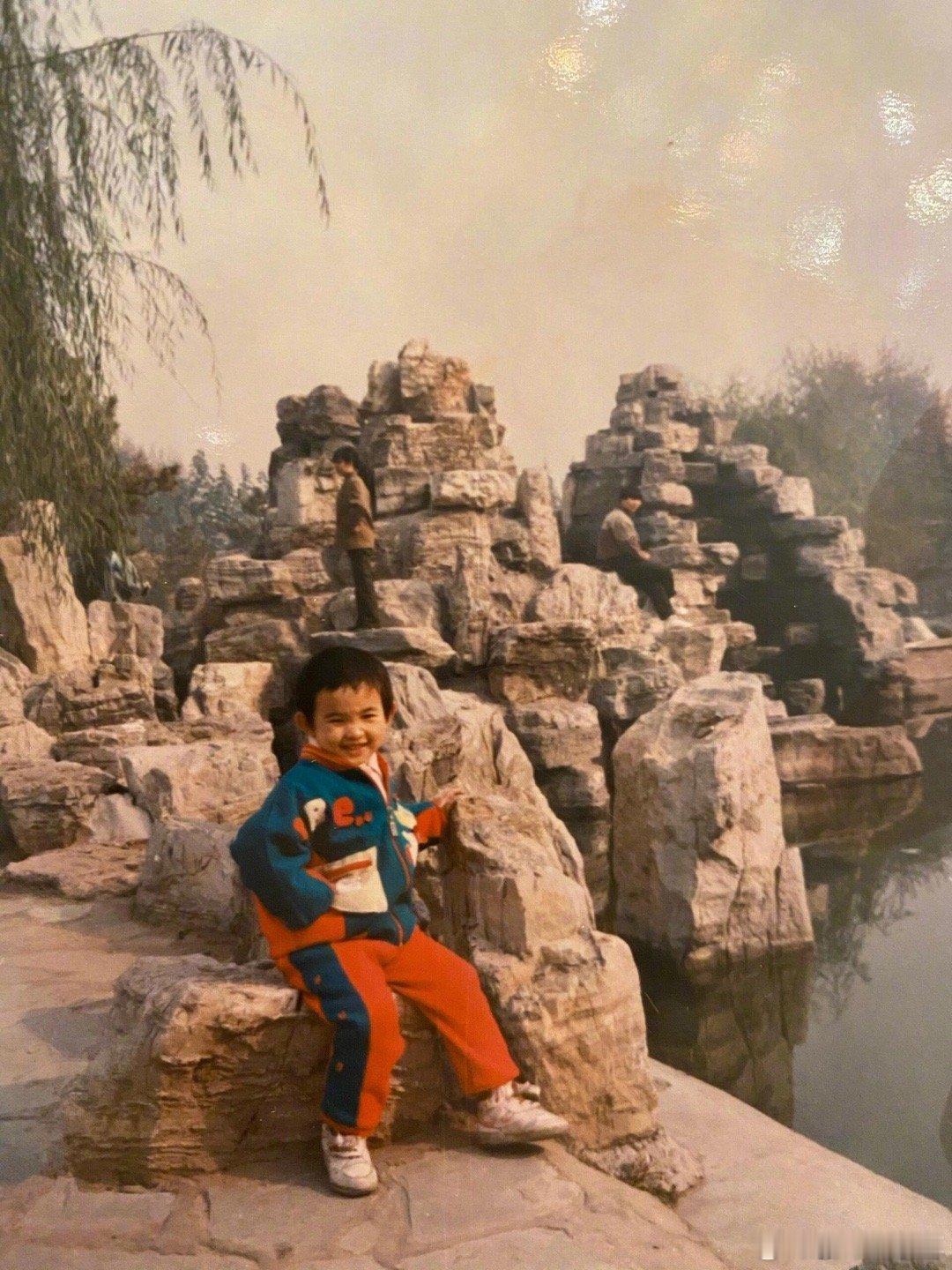 彭小苒 等比例长大 从扎着小辫的萌娃到闪闪发光的模样，她的五官像是被时光精心呵护