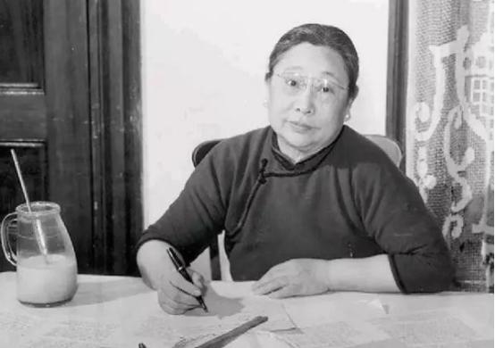 1920年，赵元任回国后，清华校长有些为难，不知道该让他教授什么课程，于是给他安