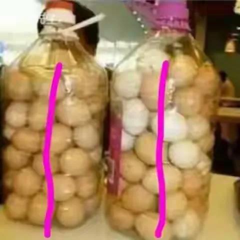 这个是怎么把这个鸡蛋装进去的，这个朔料桶的口子还没有鸡蛋大啊!