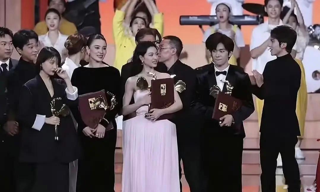 金鸡奖钟楚曦疑似抢C又被冲了现在抖人赐名钟杵C，不得不说抗压能力是真好呀，明明可